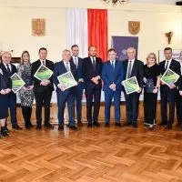 Podpisanie um&oacute;w w ramach RFRD - samorządowcy powiatu miechowskiego