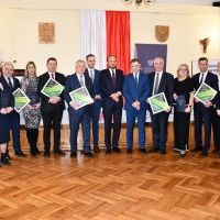 Podpisanie umów w ramach RFRD - samorządowcy powiatu miechowskiego