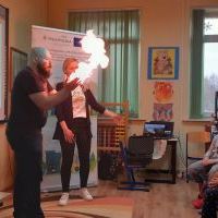 Pokaz na warsztatach w Szkole Podstawowej w Pstroszycach