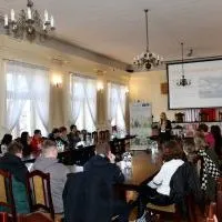Uczestnicy warsztat&oacute;w na sali konferencyjnej