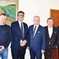 Zdjęcie grupowe Starost&oacute;w z przedstawicielami firmy Volta i Ambasadorem Jerzym Drożdżem
