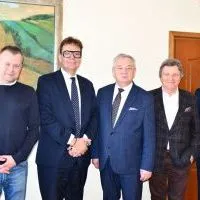 Zdjęcie grupowe Starost&oacute;w z przedstawicielami firmy Volta i Ambasadorem Jerzym Drożdżem