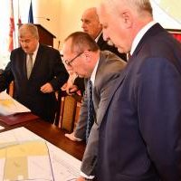 Starosta, wiceprzewodniczący Rady Powiatu i w&oacute;jtowie Gminy Książ Wielki przeglądają plan lokalizacji strefy