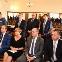M.in. członkowie Zarządu Powiatu i radni obecni przy podpisaniu listu intencyjnego