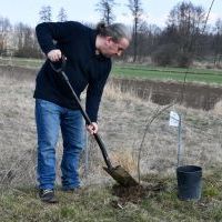 Sadzenie drzew owocowych - Dyrektor SOSW Zagorzyce