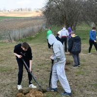 Sadzenie drzew owocowych dzieci z Specjalnego Ośrodka Szkolno Wychowawczego w Zagorzycach
