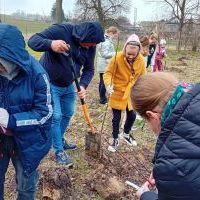 Sadzenie drzew owocowych w Szkole Podstawowej w Dziaduszycach