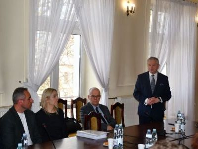 Starosta Miechowski wręcza dofinansowania dla organizacji pozarządowych