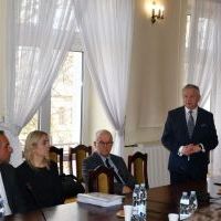 Starosta Miechowski wręcza dofinansowania dla organizacji pozarządowych