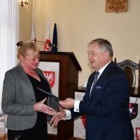 Starosta Krzysztof Świerczek wręcza dofinansowanie na realizację zadania publicznego