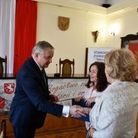 Starosta Krzysztof Świerczek wręcza dofinansowanie na realizację zadania publicznego