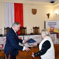 Starosta Krzysztof Świerczek wręcza dofinansowanie na realizację zadania publicznego