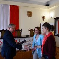 Starosta Krzysztof Świerczek wręcza dofinansowanie na realizację zadania publicznego