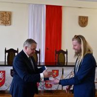 Starosta Krzysztof Świerczek wręcza dofinansowanie na realizację zadania publicznego