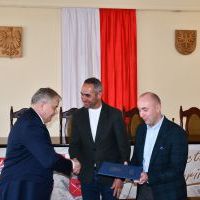 Starosta Krzysztof Świerczek wręcza dofinansowanie na realizację zadania publicznego