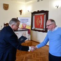 Starosta Krzysztof Świerczek wręcza dofinansowanie na realizację zadania publicznego