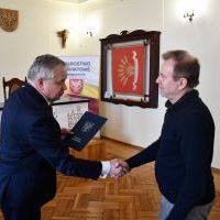 Starosta Krzysztof Świerczek wręcza dofinansowanie na realizację zadania publicznego