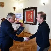 Starosta Krzysztof Świerczek wręcza dofinansowanie na realizację zadania publicznego
