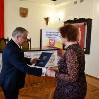 Starosta Krzysztof Świerczek wręcza dofinansowanie na realizację zadania publicznego