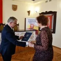 Starosta Krzysztof Świerczek wręcza dofinansowanie na realizację zadania publicznego
