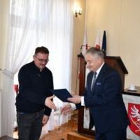Starosta Krzysztof Świerczek wręcza dofinansowanie na realizację zadania publicznego