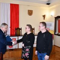 Starosta Krzysztof Świerczek wręcza dofinansowanie na realizację zadania publicznego