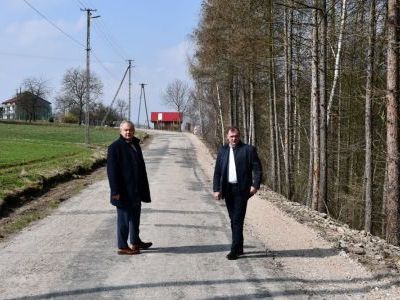 Remontowana droga powiatowa w Strzeżowie Pierwszym