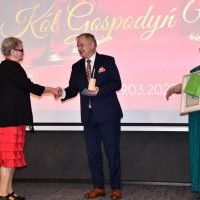 Gala KGW - Starosta wręcza nagrodę
