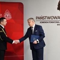 Starosta Miechowski składa gratulacje nowemu Komendantowi PSP