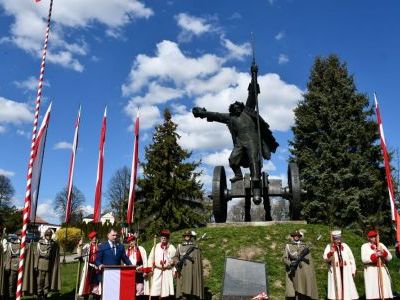 Wicestarostwa Jerzy Pułka przemawia pod Pomnikiem Bartosza Głowackiem z okazji obchodów 231 rocznicy Bitwy pod Racławicami