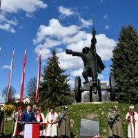 Wicestarostwa Jerzy Pułka przemawia pod Pomnikiem Bartosza Głowackiem z okazji obchod&oacute;w 231 rocznicy Bitwy pod Racławicami