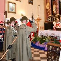 Sztandar Wojska Polskiego przed ołtarzem  