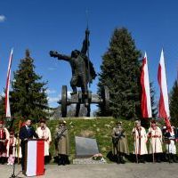 Wójt Gminy Racławice Janusz Kozioł wita gości i mieszkańców przybyłóych na obchody 231 rocznicy Bitwy pod Racławicami