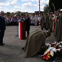 Wicestarosta Jerzy Pułka oraz Członek Zarządu Powiatu Piotr Grządziel składają kwity pod pomnikiej Bartosza Głowackiego