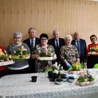 Panie z K&oacute;ł Gospodyń Wiejskich ze Starostą Miechowskim, W&oacute;jtem Gminy Kozł&oacute;w i Wiceprerzesem MIR