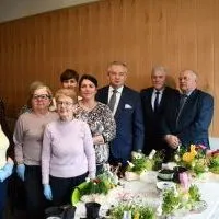 Panie z K&oacute;ł Gospodyń Wiejskich ze Starostą Miechowskim, W&oacute;jtem Gminy Kozł&oacute;w i Wiceprerzesem MIR