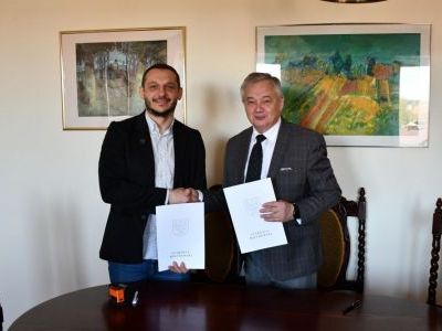 Prezes MKS Pogoń Miechów Dawid Byrski oraz Starosta Miechowski Krzysztof Świerczek