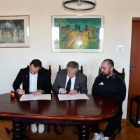 Prezes MKS Pogoń Miechów Dawid Byrski oraz Starosta Miechowski Krzysztof Świerczek podpisują umowę