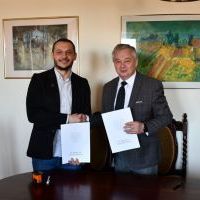 Prezes MKS Pogoń Miech&oacute;w Dawid Byrski oraz Starosta Miechowski Krzysztof Świerczek