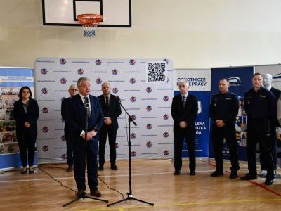 Starosta Miechowski Krzysztof Świerczek przemawia na otwarciu Targów Edukacji i Pracy w Miechowie