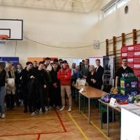 Targi Edukacji i Pracy w Miechowie młodzież i stoiska.