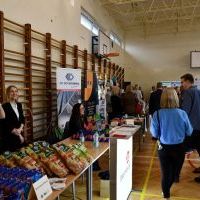 Targi Edukacji i Pracy w Miechowie młodzież i stoiska.