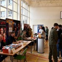 Targi Edukacji i Pracy w Miechowie młodzież i stoiska.