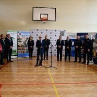 SDyrektor Zespołu Szkół nr 2 w Miechowie Jerzy Schab przemawia na otwarciu Targów Edukacji i Pracy w Miechowie