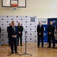 Starosta Miechowski Krzysztof Świerczek przemawia na otwarciu Targ&oacute;w Edukacji i Pracy w Miechowie