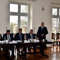 Przedowniczący Rady Powiatu Jan Biesaga przemawia podczas konferencji