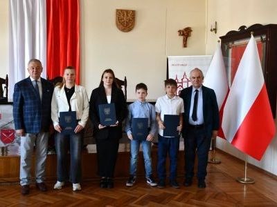 Starosta Miechowski oraz Naczelnik Wydziału Oświaty, kultury i sportu z zawodnikami, którzy otrzymali stypendia