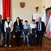Starosta Miechowski oraz Naczelnik Wydziału Oświaty, kultury i sportu z zawodnikami, kt&oacute;rzy otrzymali stypendia