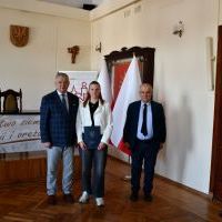 Starosta Miechowski oraz Naczelnik Wydziału Oświaty, kultury i sportu z zawodniczką, która otrzymała stypendium