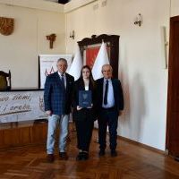 Starosta Miechowski oraz Naczelnik Wydziału Oświaty, kultury i sportu z zawodniczką, która otrzymała stypendium